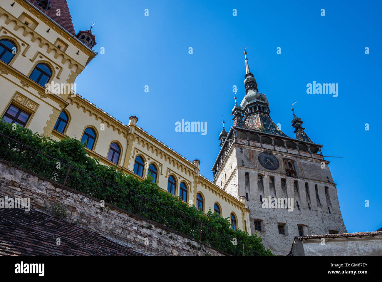 Turnul cu CEAS - Clock Tower e barbacan, parte della vecchia fortificazione nel centro storico di Sighisoara, Transilvania in Romania Foto Stock