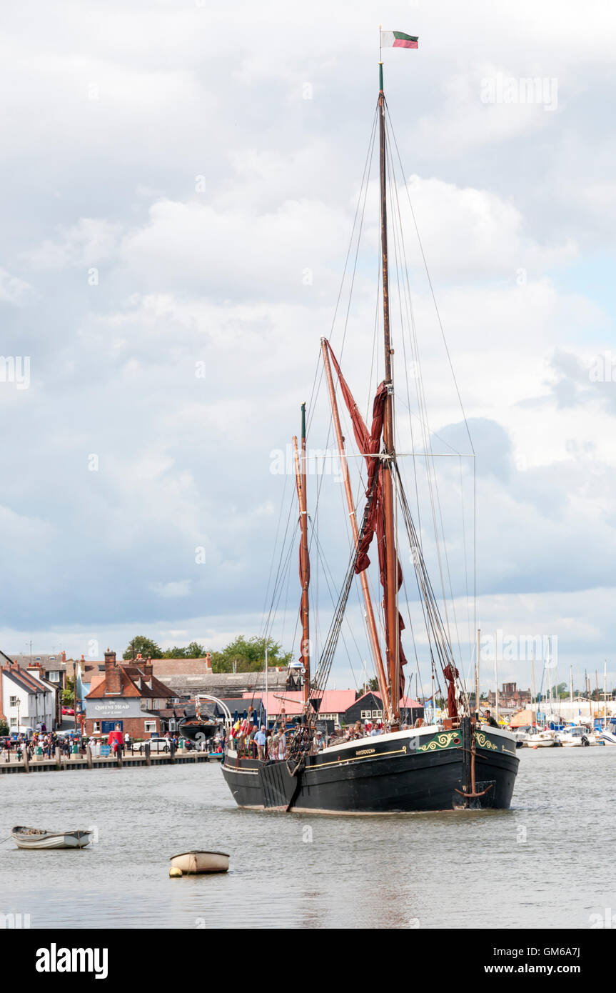 Il Tamigi chiatta a vela SB idrogeno lasciando Hythe Quay a Maldon sul Blackwater Estuary, Essex. Foto Stock