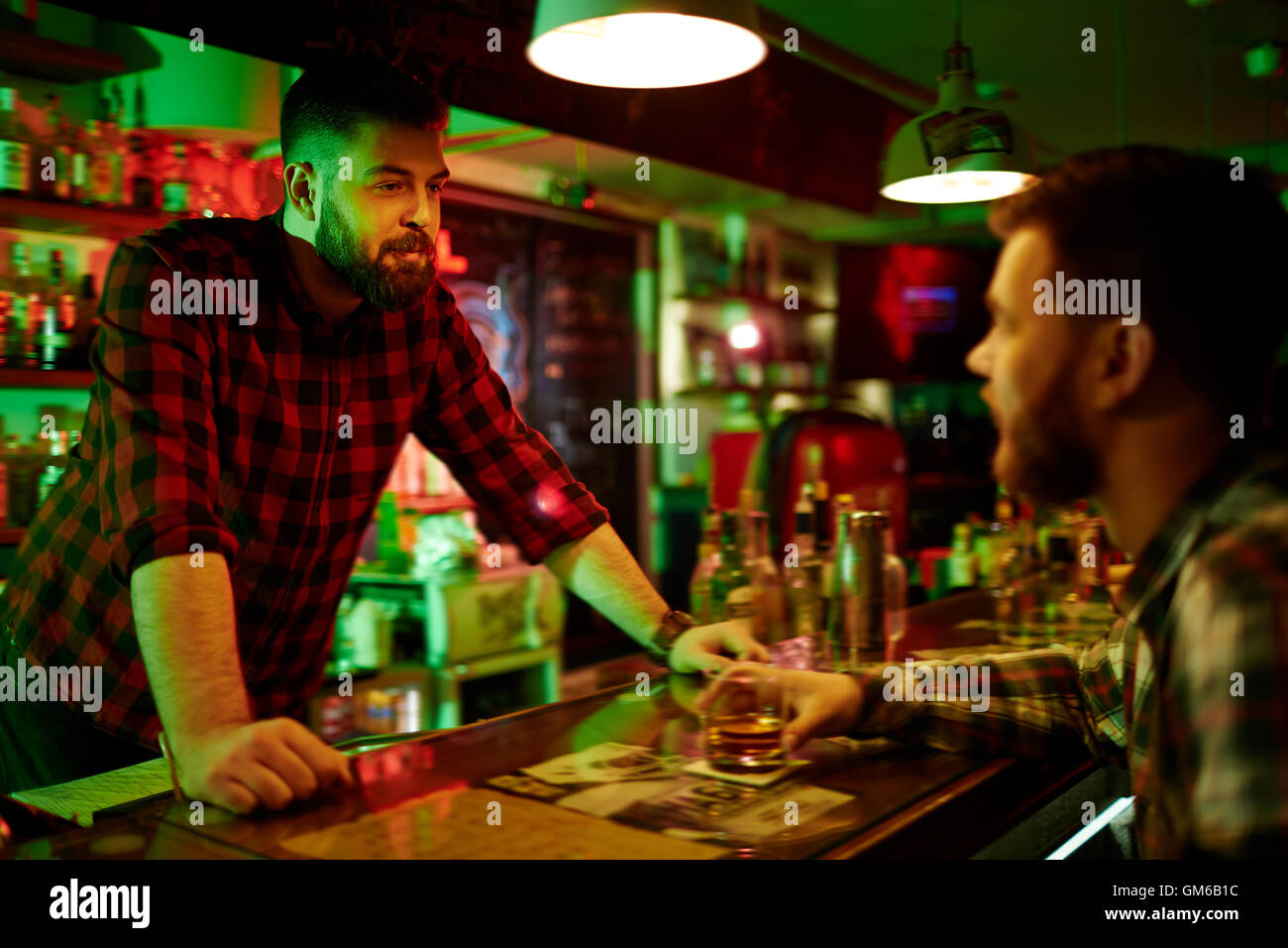 Godersi il tempo al bar Foto Stock