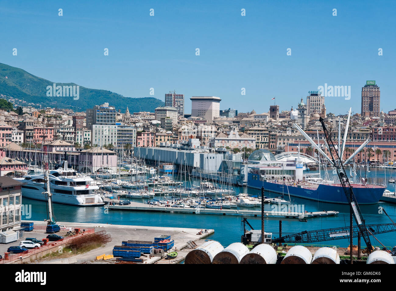 Il porto di Genova è il principale porto italiano sul Mare Mediterraneo  Foto stock - Alamy