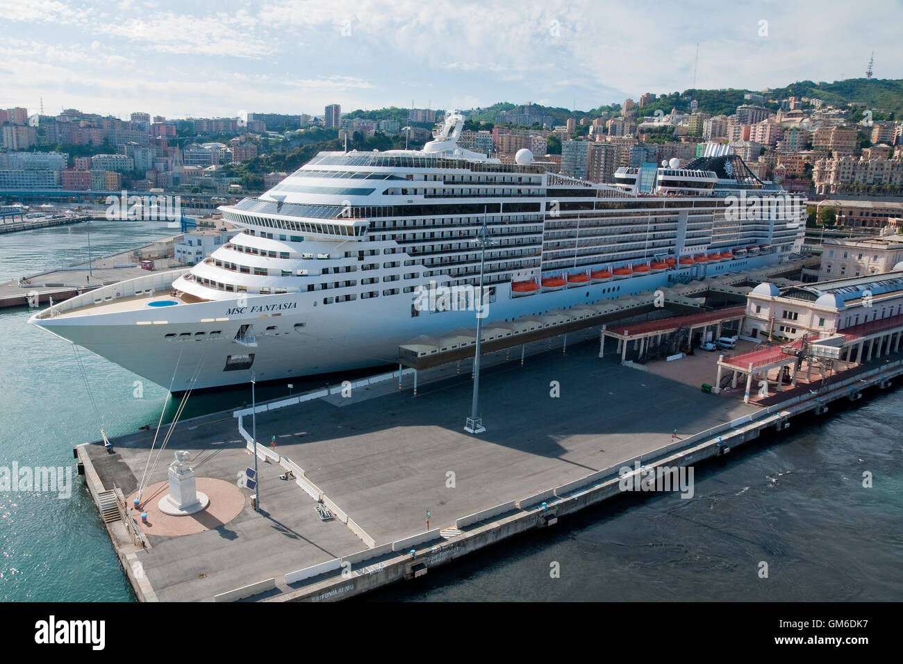 Nave da crociera MSC Fantasia al terminal delle navi da crociera, porto di Genova, Italia Foto Stock