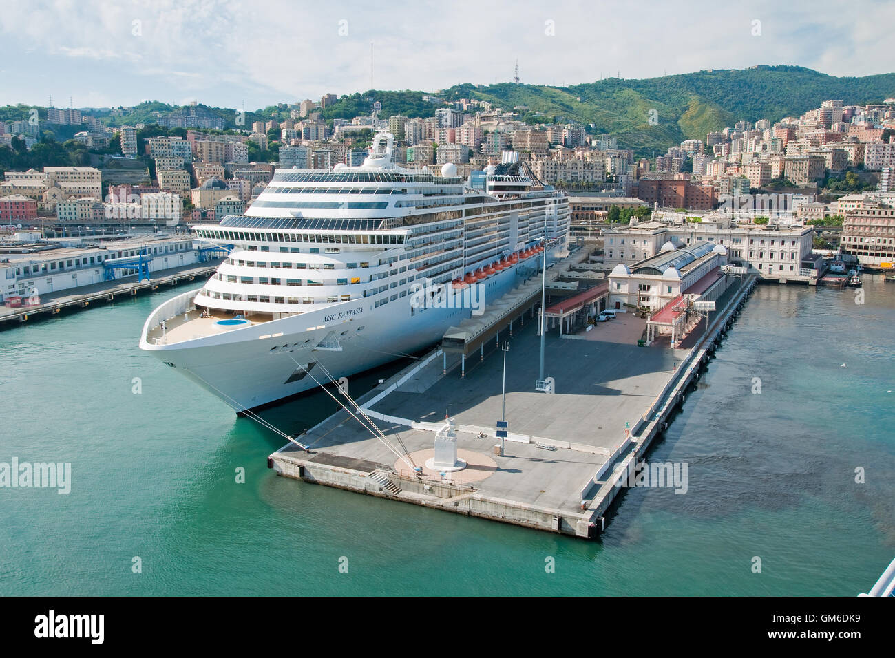 Nave da crociera MSC Fantasia al terminal delle navi da crociera, porto di Genova, Italia Foto Stock