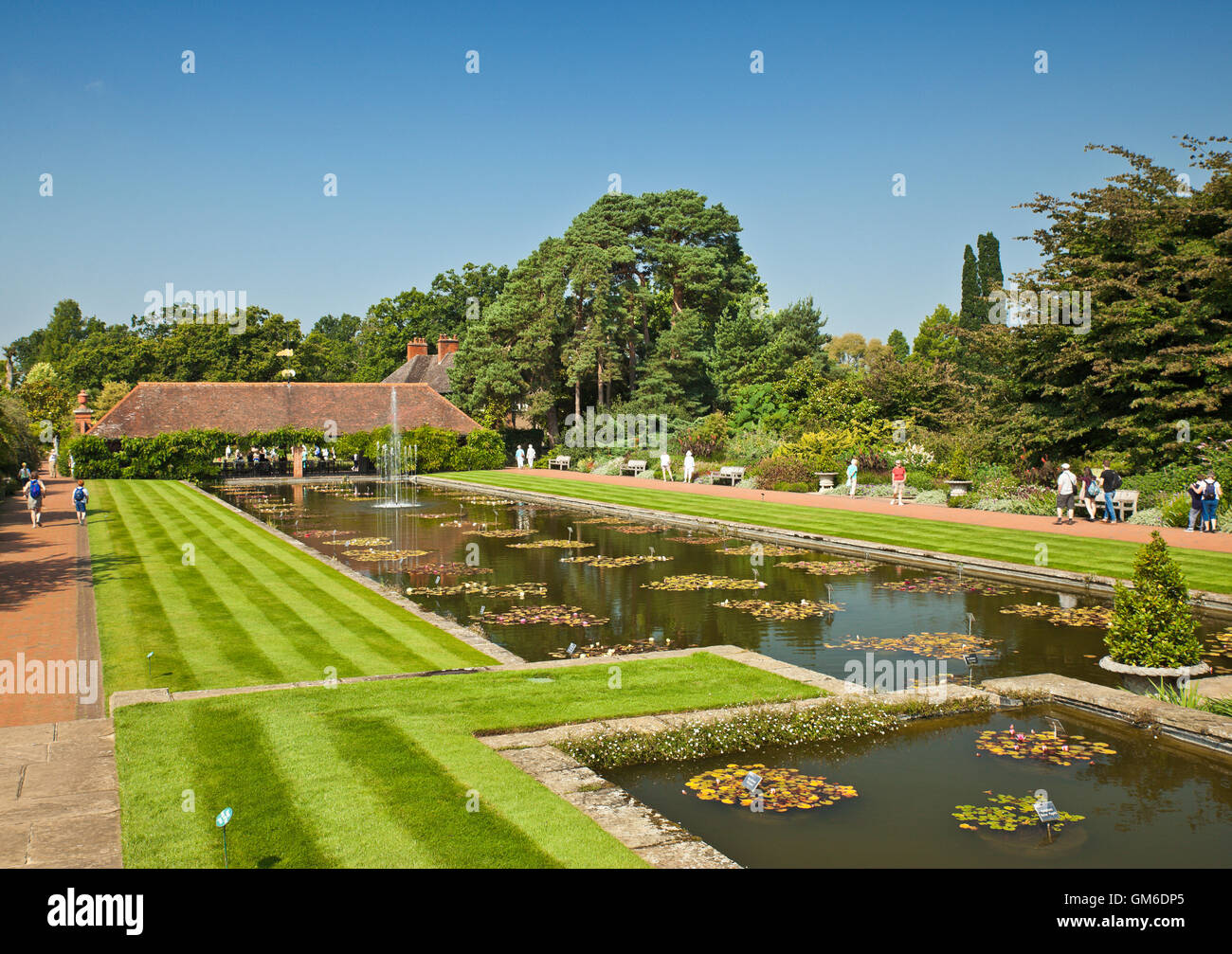 RHS Wisley Canal e loggia. Foto Stock