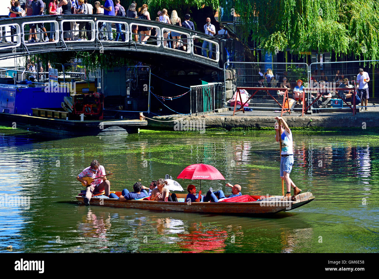 Londra Inghilterra, Regno Unito. Camden: imbarcazione turistica in Camden Lock - punt con il musicista Foto Stock