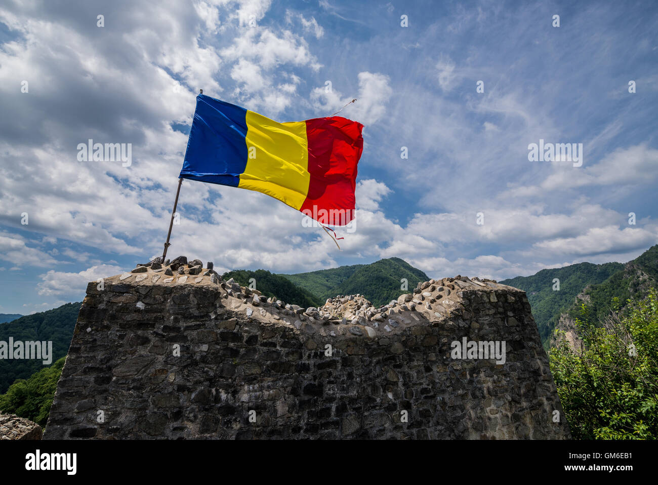 Rovinato Poenari castello sul monte Cetatea nel castello RomaPoenari anche chiamato Cittadella Poenari sull altopiano del Monte Cetatea, Romaniania Foto Stock