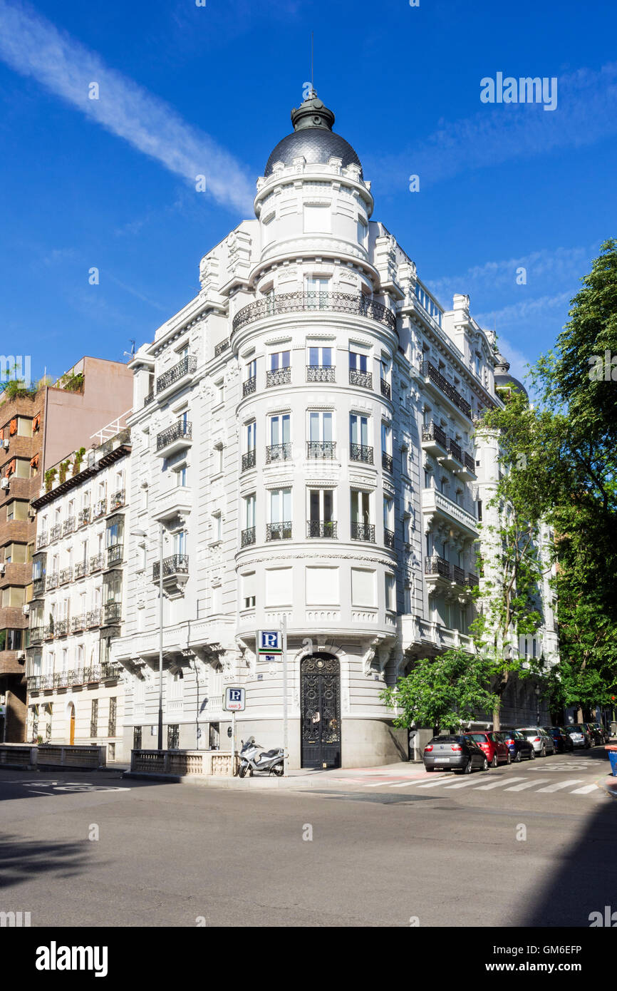 Esempio di architettura Belle Epoque Madrid presso il CNR di Calle de Almagro e Calle de Caracas, Madrid, Spagna Foto Stock
