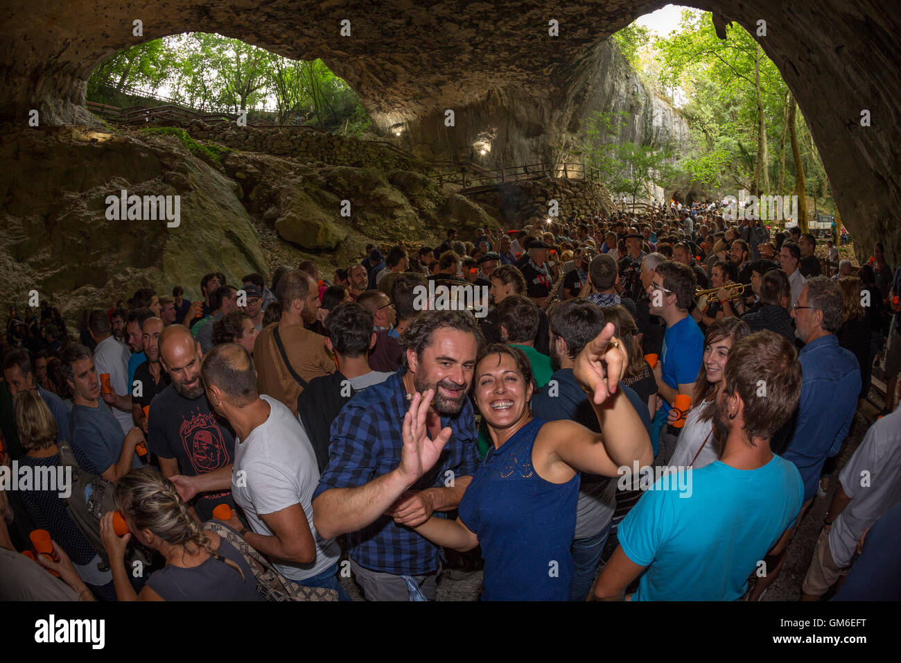 "Zikiro Jate' tradizionale festa nella Grotta delle Streghe Zugarramurdi (Navarra Spagna) l uomo e la donna avendo divertimento. La folla. Affollato Foto Stock