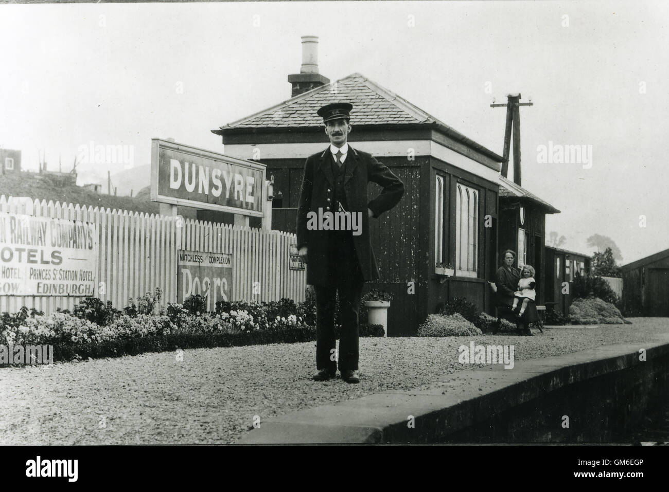 Dunsyre stazione ferroviaria in South Lanarkshire in Caledonian Railway giorni con la stazione master e la suoi moglie e bambino Foto Stock