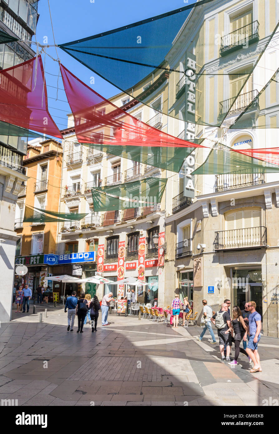 Ombra panno appeso sopra la strada pedonale di Calle Tetuan, di Madrid, Spagna Foto Stock