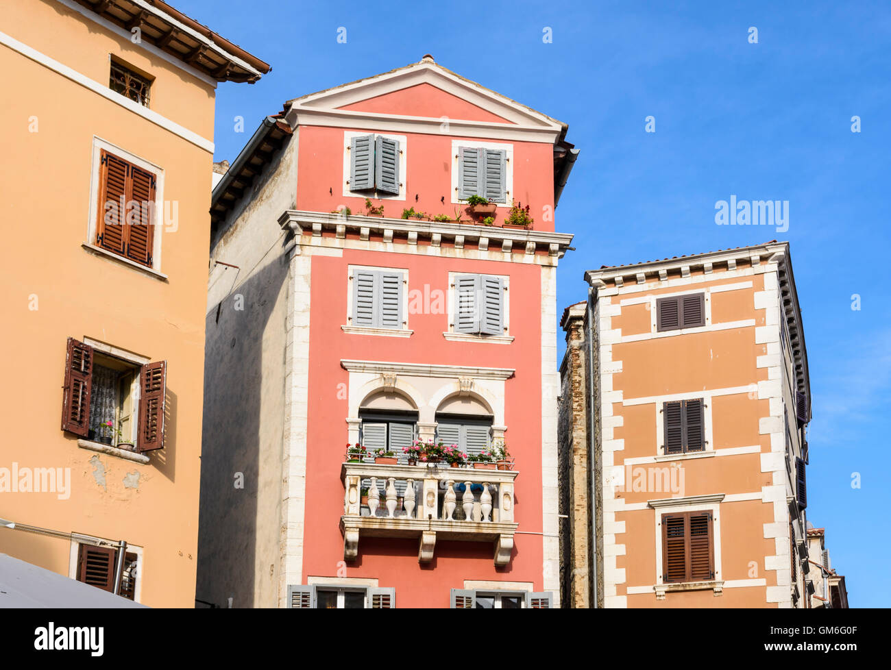Dettaglio di variopinti edifici della città vecchia di Rovigno, Istria, Croazia Foto Stock