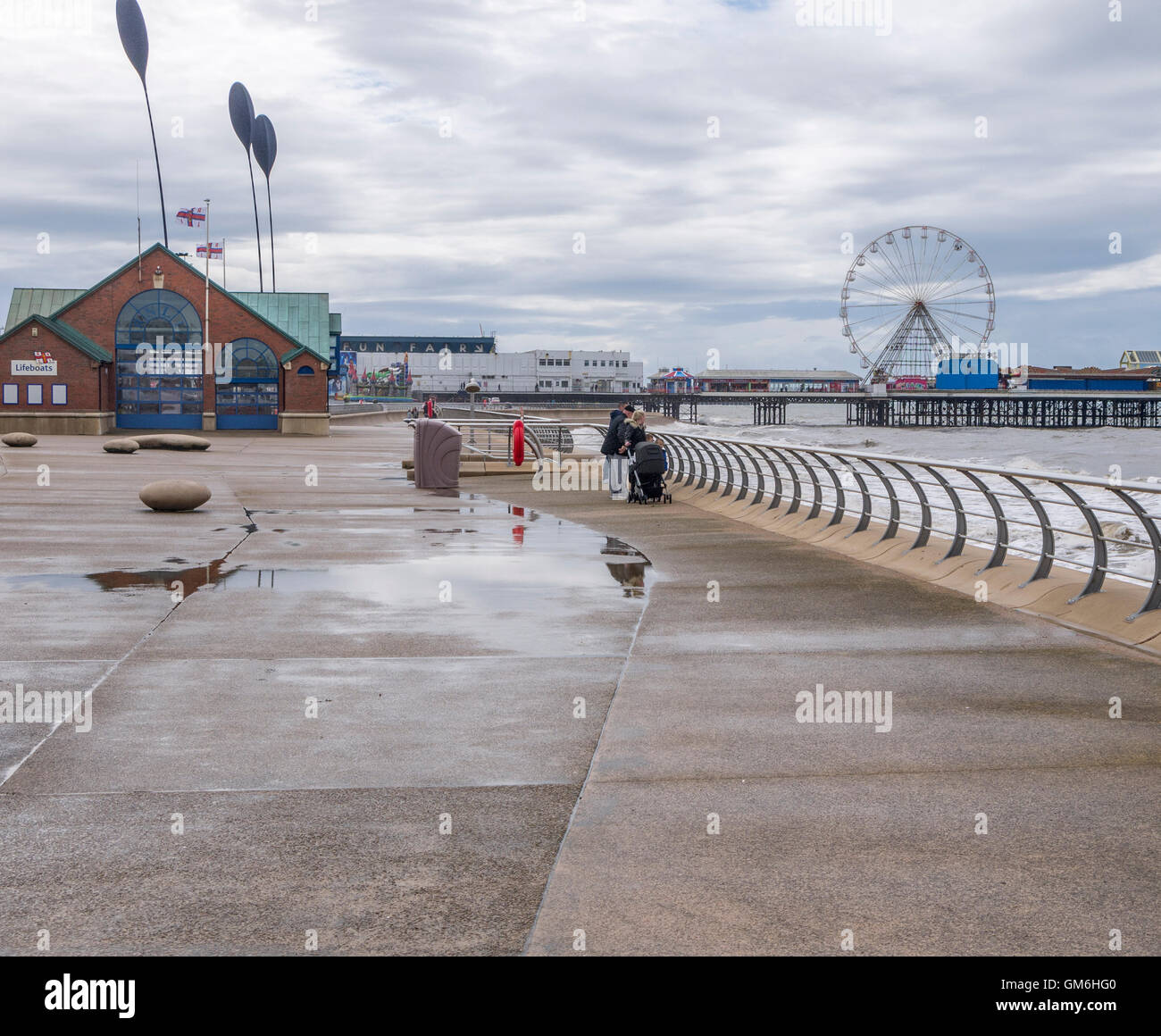 Blackpool Central Pier e la scialuppa di salvataggio centro visitatori. Foto Stock