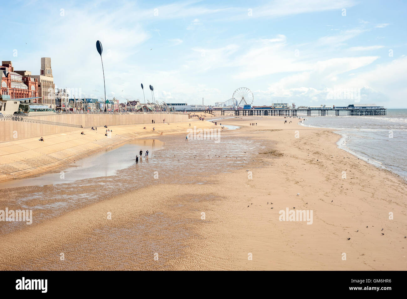 Blackpool Beach con molo centrale in background. Foto Stock