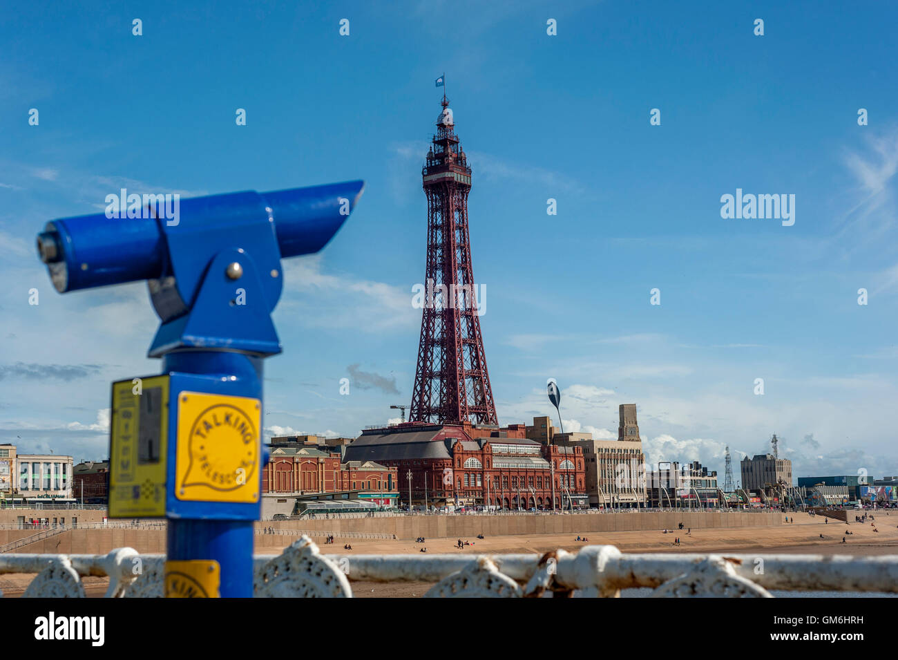 La Blackpool Tower e la spiaggia con il bordo di un telescopio in primo piano. Foto Stock