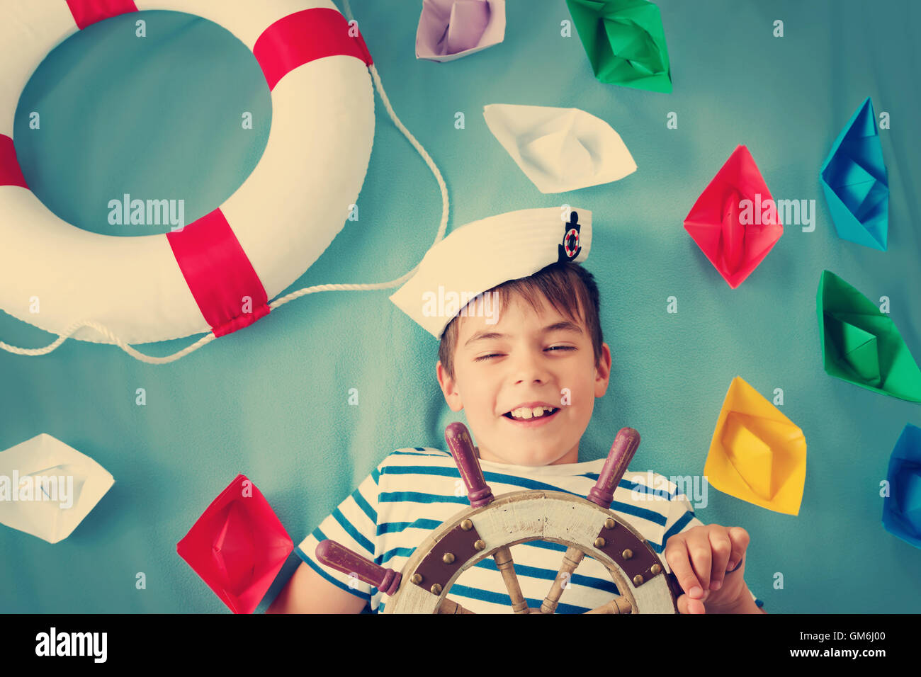 Ragazzo giocando con volante di guida Foto Stock