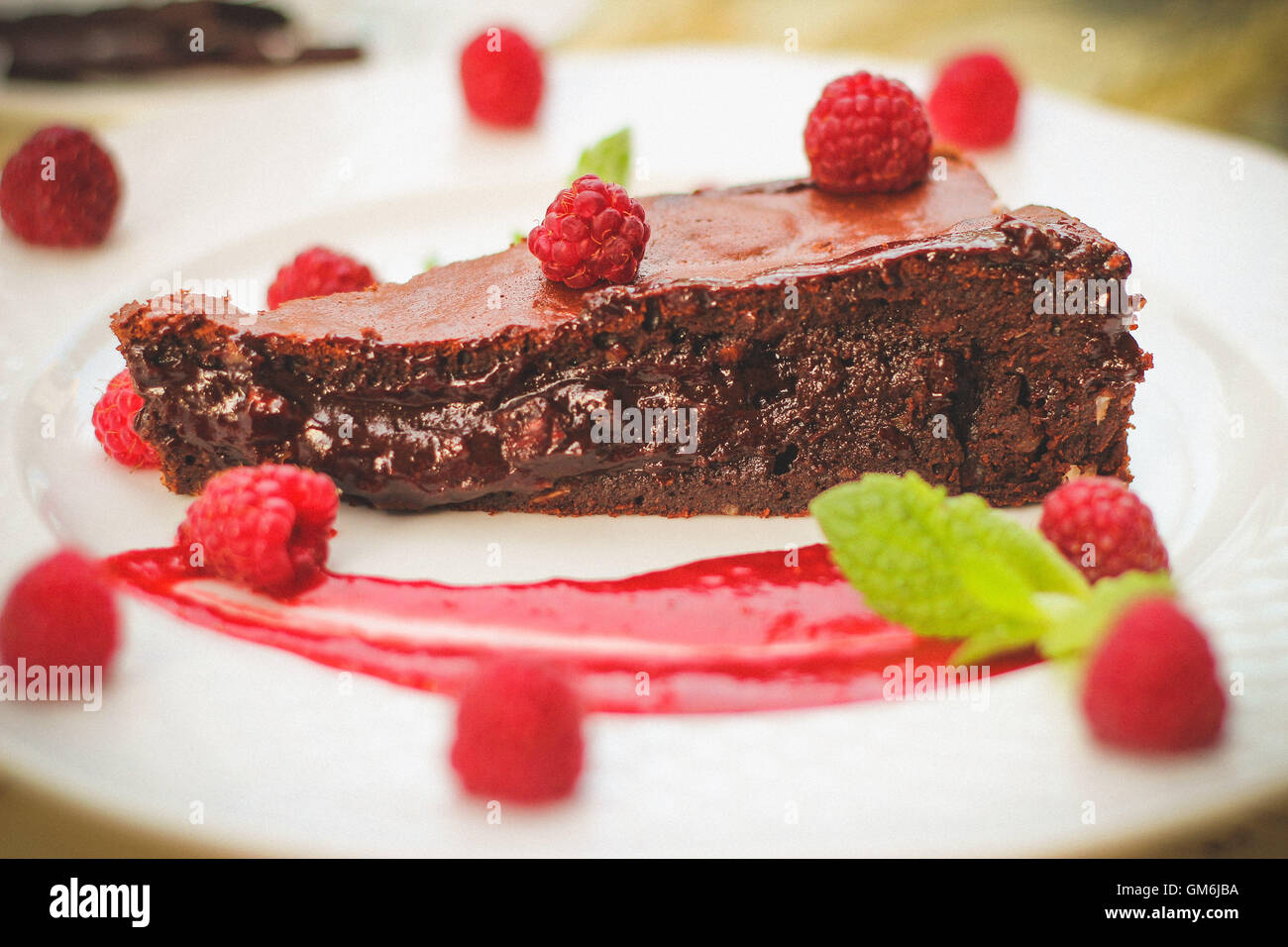 Delizioso brownie al cioccolato con mousse di lamponi. Foto Stock