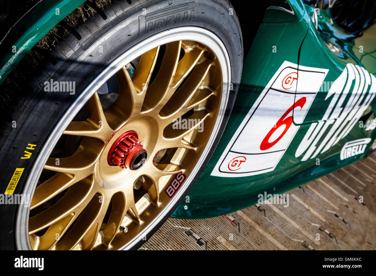 Ruota e mozzo dettaglio di Bartels e Hahne 1998 della Porsche 911 GT1-98 Le Mans racer. 2016 Goodwood Festival of Speed, Sussex, Regno Unito. Foto Stock