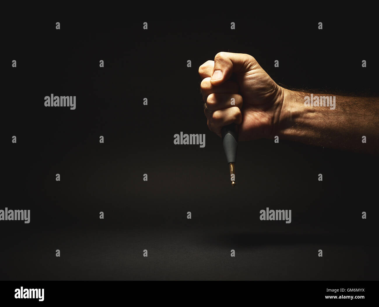 Composizione concettuale, maschio mano che tiene un martinetto, simbolicamente che rappresentano un problema di connessione. Foto Stock