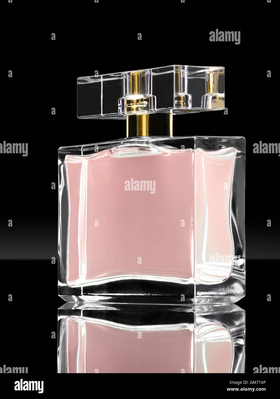 Immagine scura di cosmetici fragranze in cristal contenitore Foto Stock