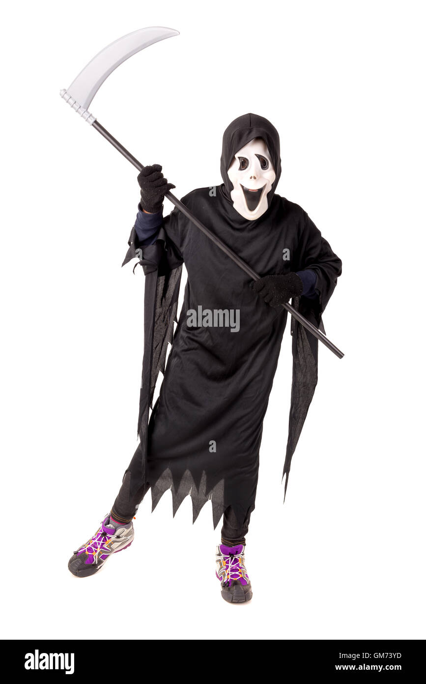 Il capretto con maschera mietitore in costume di Halloween isolato in bianco Foto Stock