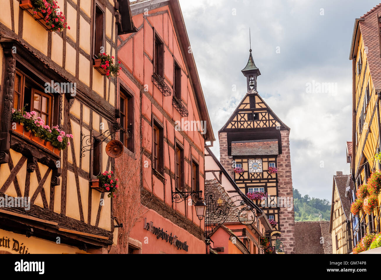 Semi-case con travi di legno e la torre dell orologio in Riquewihr, Foto Stock