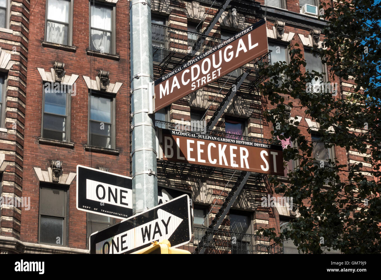 Indicazioni stradali per MacDougal e Bleecker strade nel Greenwich Village di New York City Foto Stock