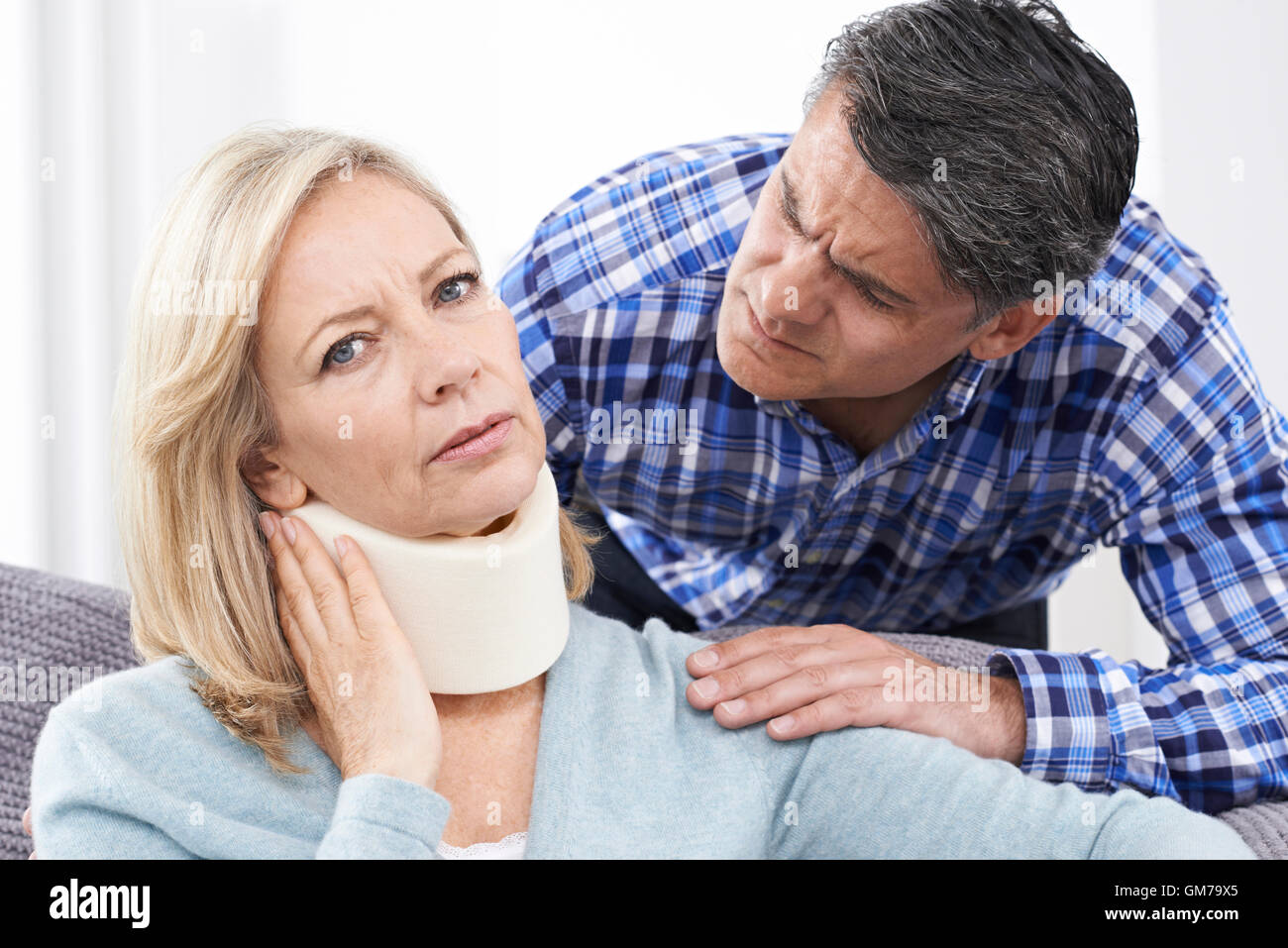 Il marito è consolante marito sofferenza con lesioni al collo Foto Stock