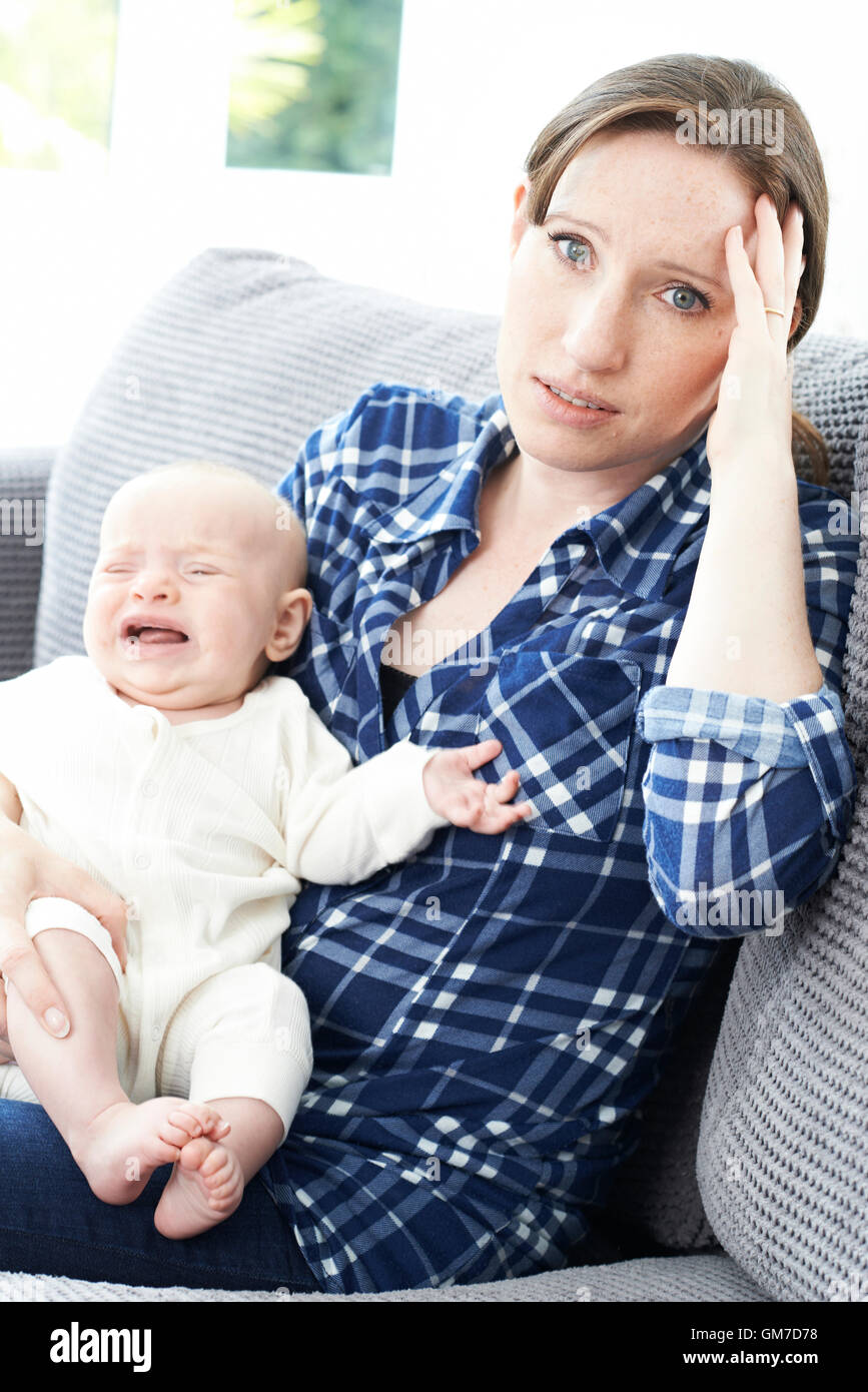 Frustrata madre affetti da Post Natal depressione Foto Stock