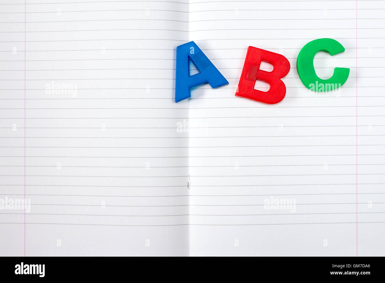 Rivestite il quaderno e lettere ABC. Si torna a scuola concetto. Foto Stock