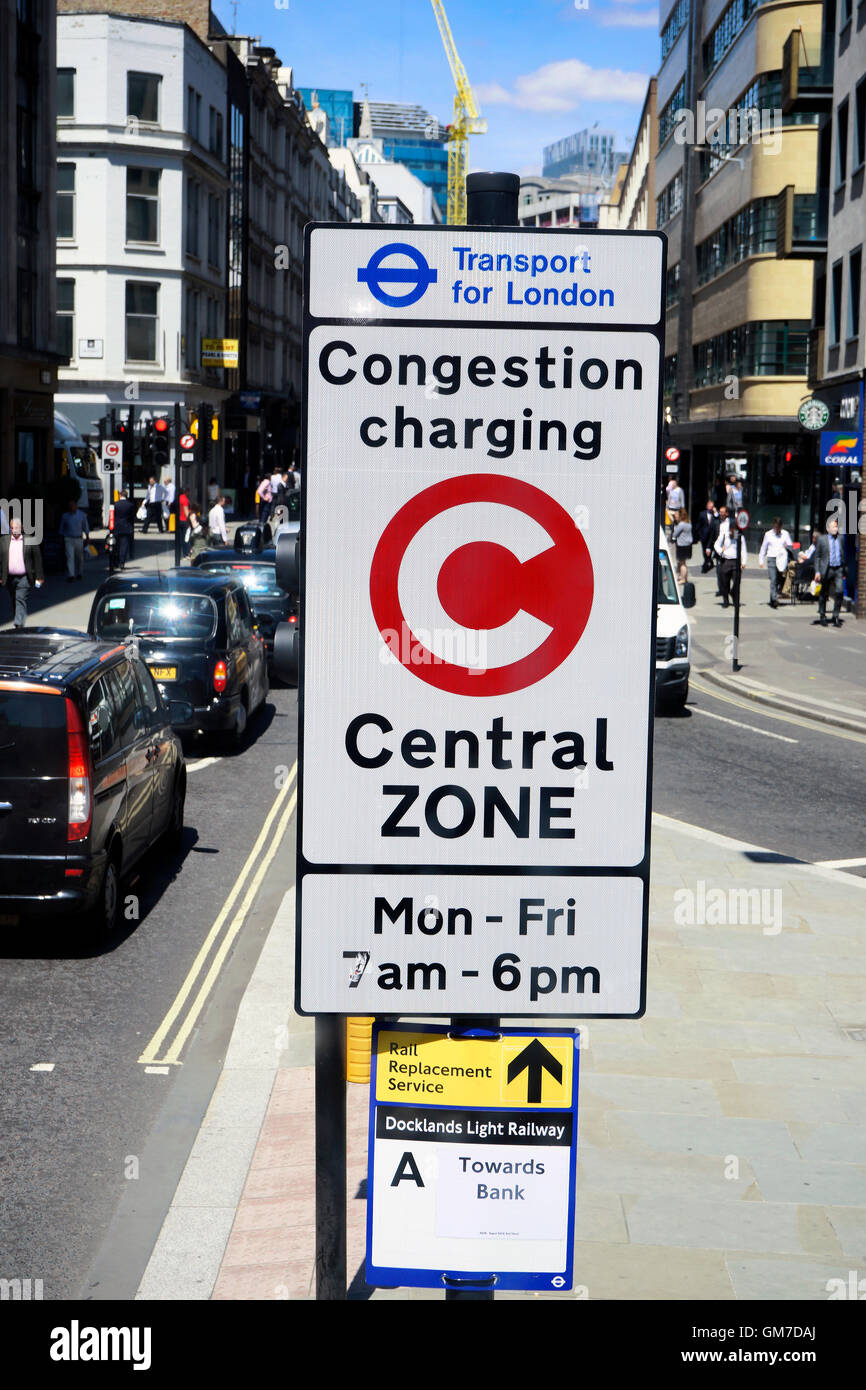 London , Regno Unito - Luglio 6, 2016: Congestion Charge Zone segno, introdotto 2003 per ridurre la congestione nel centro di Londra. Lo standard ch Foto Stock