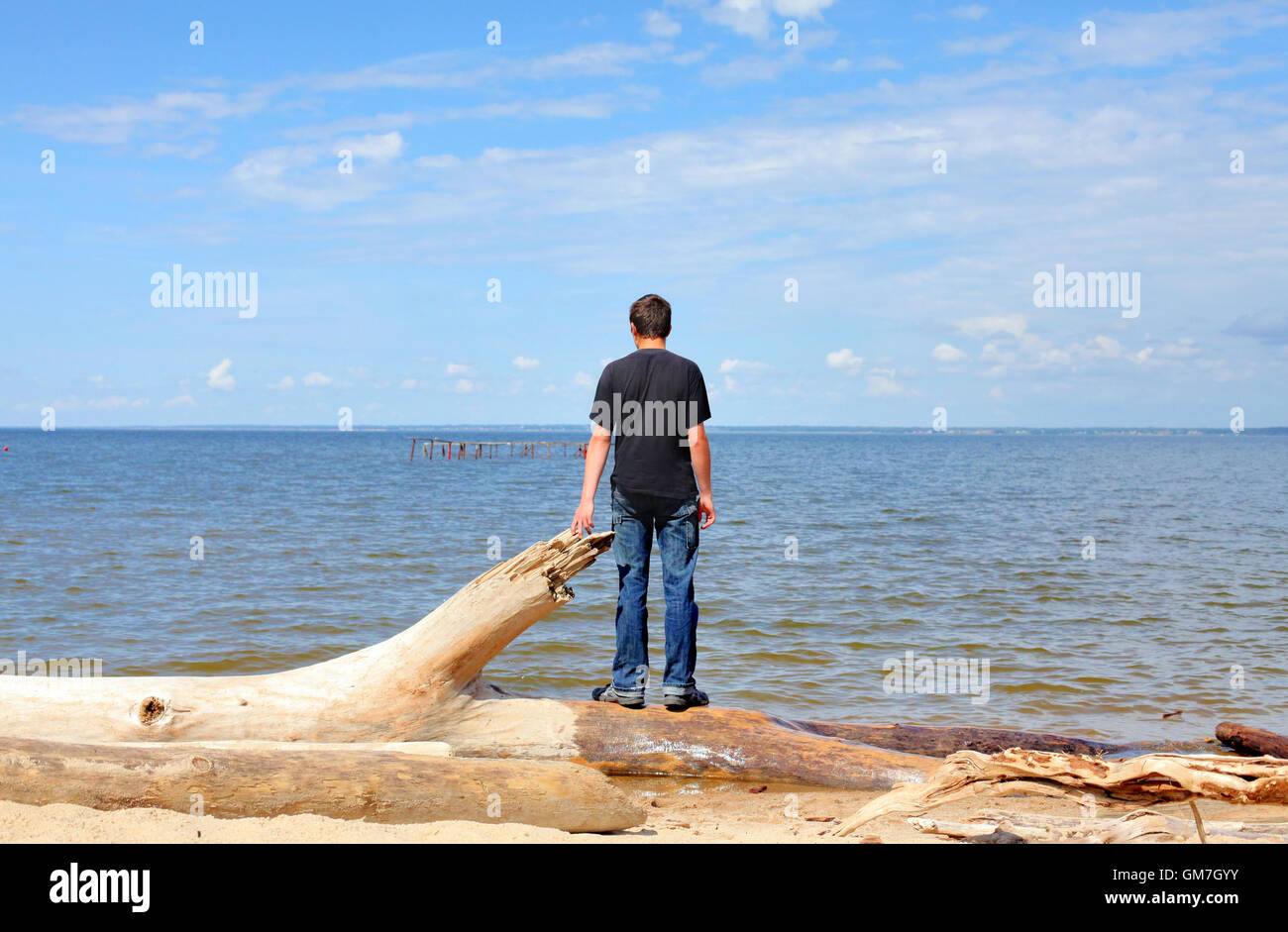 Giovane uomo vicino al mare Foto Stock
