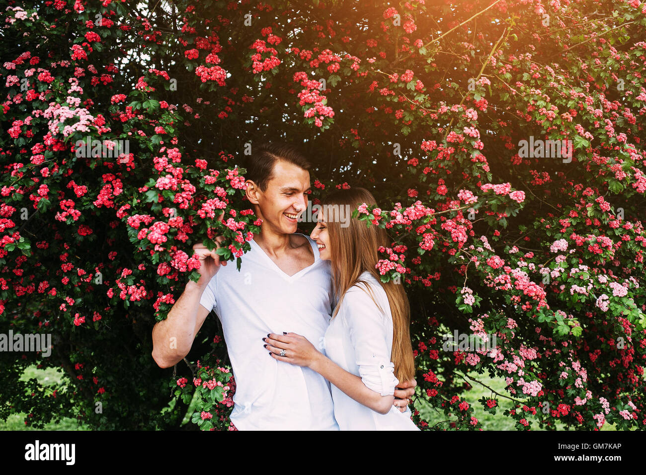 Giovane coppia felice in amore all'aperto Foto Stock