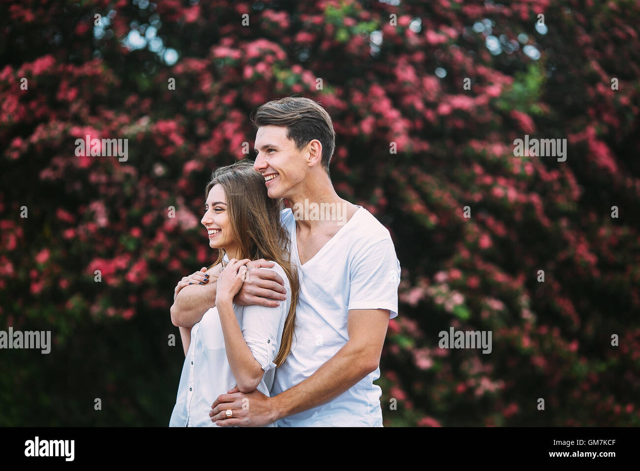 Giovane coppia felice in amore all'aperto Foto Stock