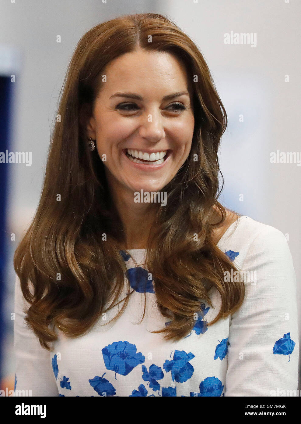 La Duchessa di Cambridge parla ai lavoratori dipendenti durante una visita e apertura del centro di eccellenza per la Hayward Tyler, il leader mondiale nella fabbricazione di caldaie pompe di circolazione e specialista in wet-motori avvolti a Luton. Foto Stock