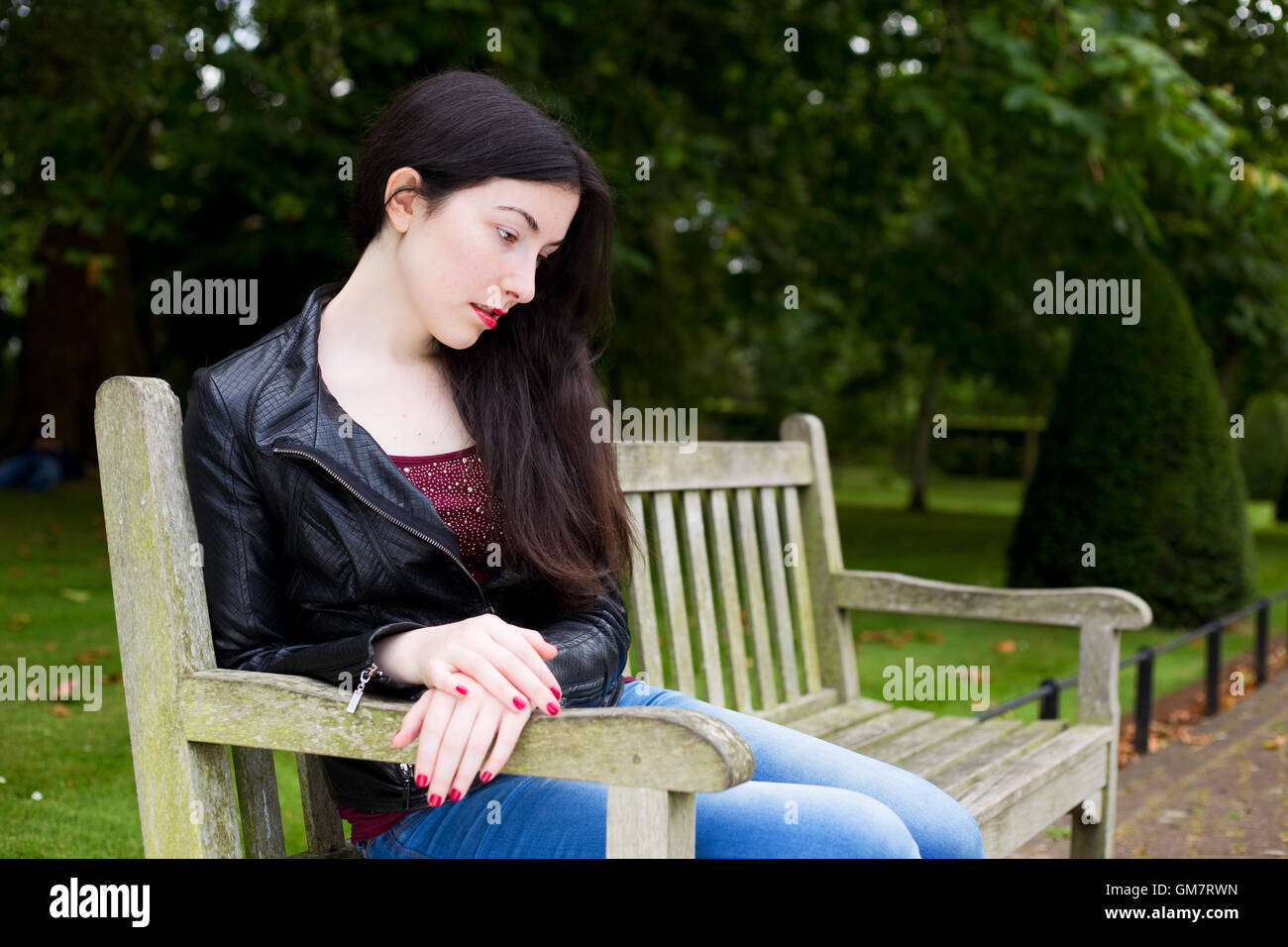 Ragazza solitaria nel parco Foto Stock