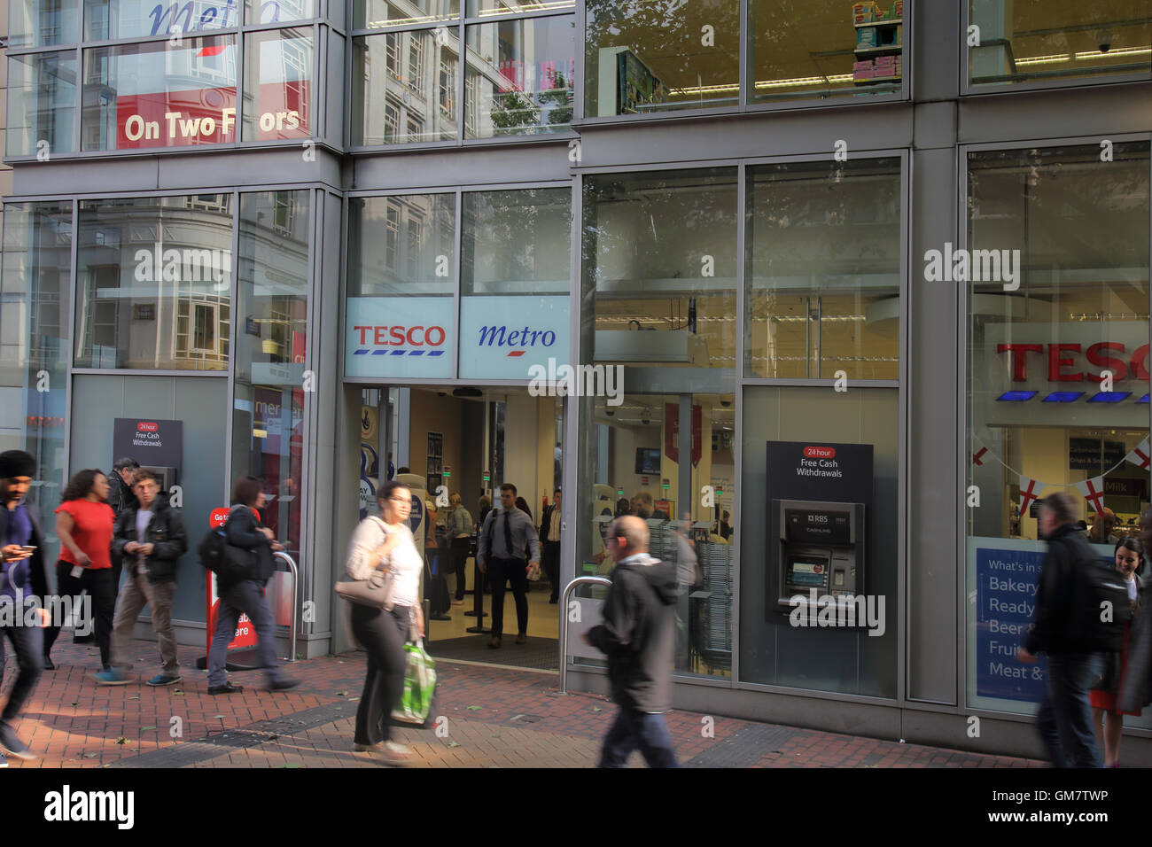 Tesco metro store in Birmingham New Street Foto Stock