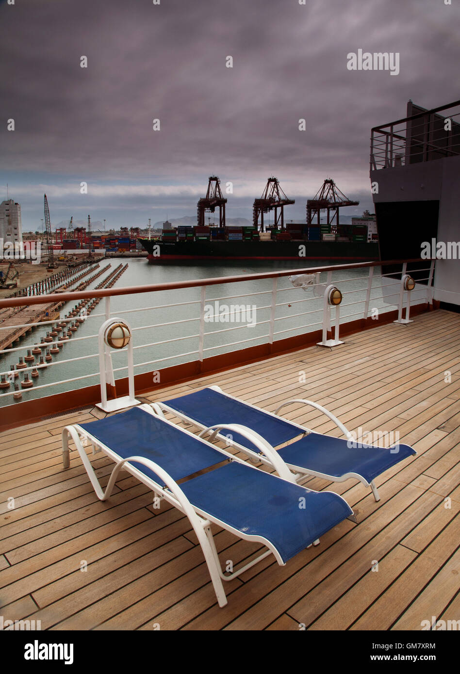 Vuoto due sedie a sdraio sul ponte di una nave nel porto di Callao a Lima, Perù Foto Stock