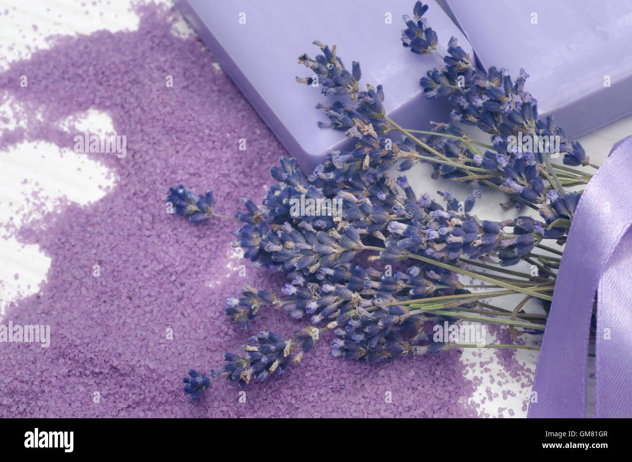 Secchi fiori di lavanda, sapone e sale spa Foto Stock