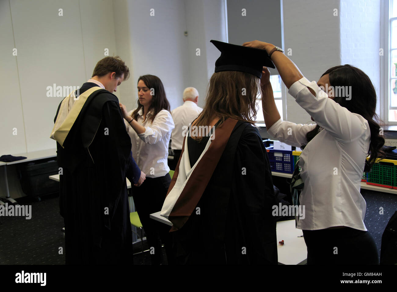 Studenti di essere vestita in vestaglia e mortarboard, orafi, Università di Londra, Inghilterra, Regno Unito Foto Stock