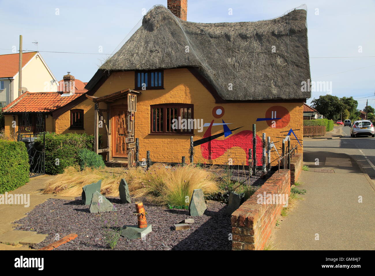 Tradizionale casa di paglia con arte moderna decorazione design, Hollesley, Suffolk, Inghilterra, Regno Unito Foto Stock