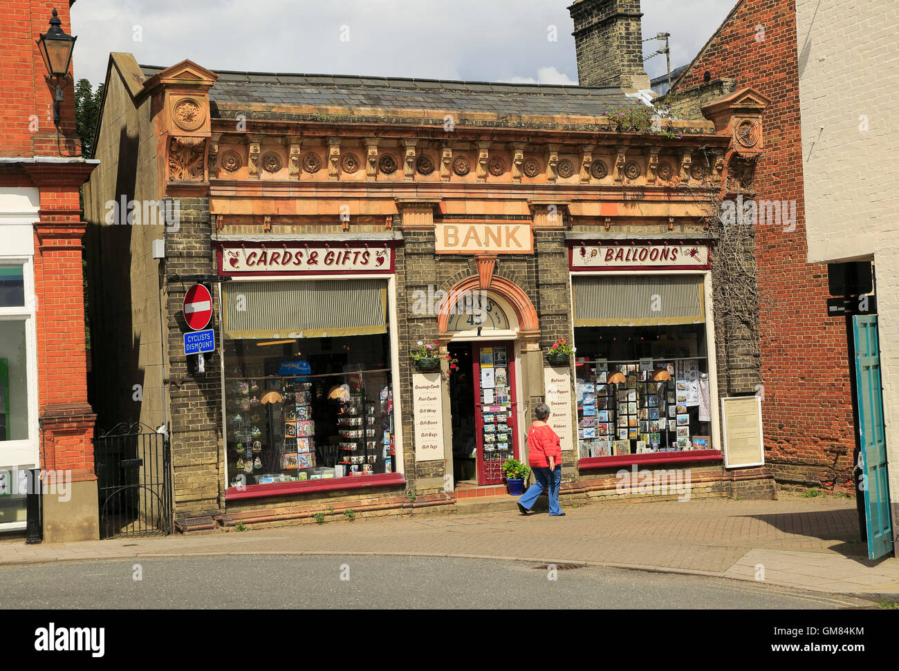Ex Banca edificio convertito in negozio, Halesworth, Suffolk, Inghilterra, Regno Unito Foto Stock