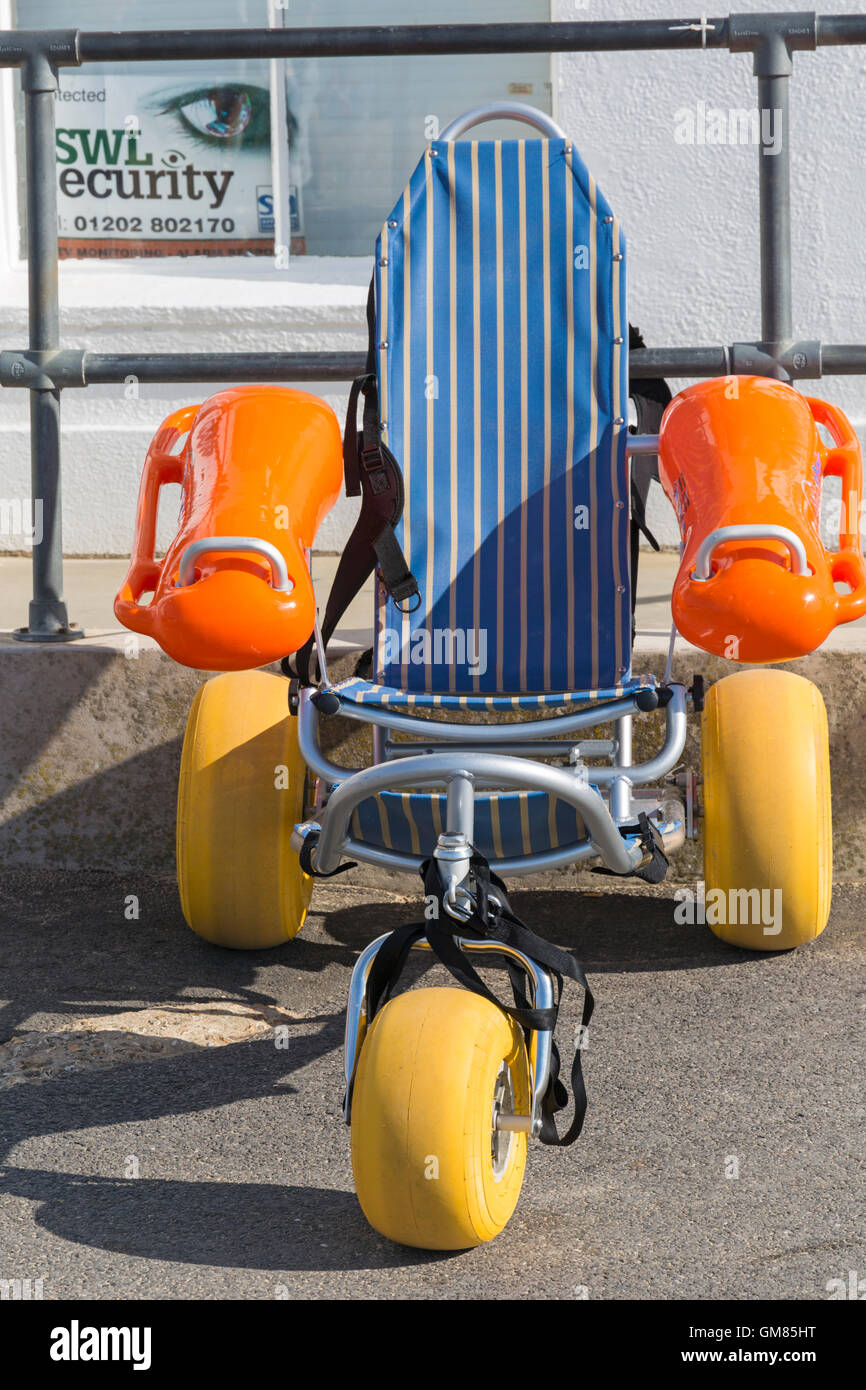 Floating spiaggia sono disponibili sedie a rotelle per disabili meno abili a utilizzare sulla spiaggia a Poole, Dorset Foto Stock