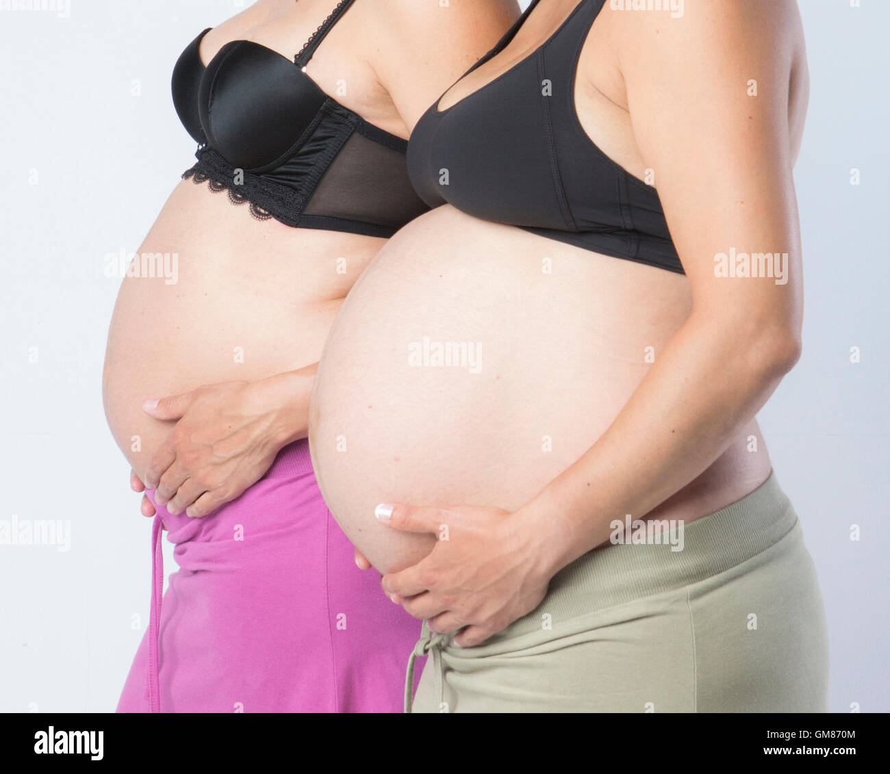 Donne in stato di gravidanza tenendo le sue mani sulla pancia bella Foto Stock