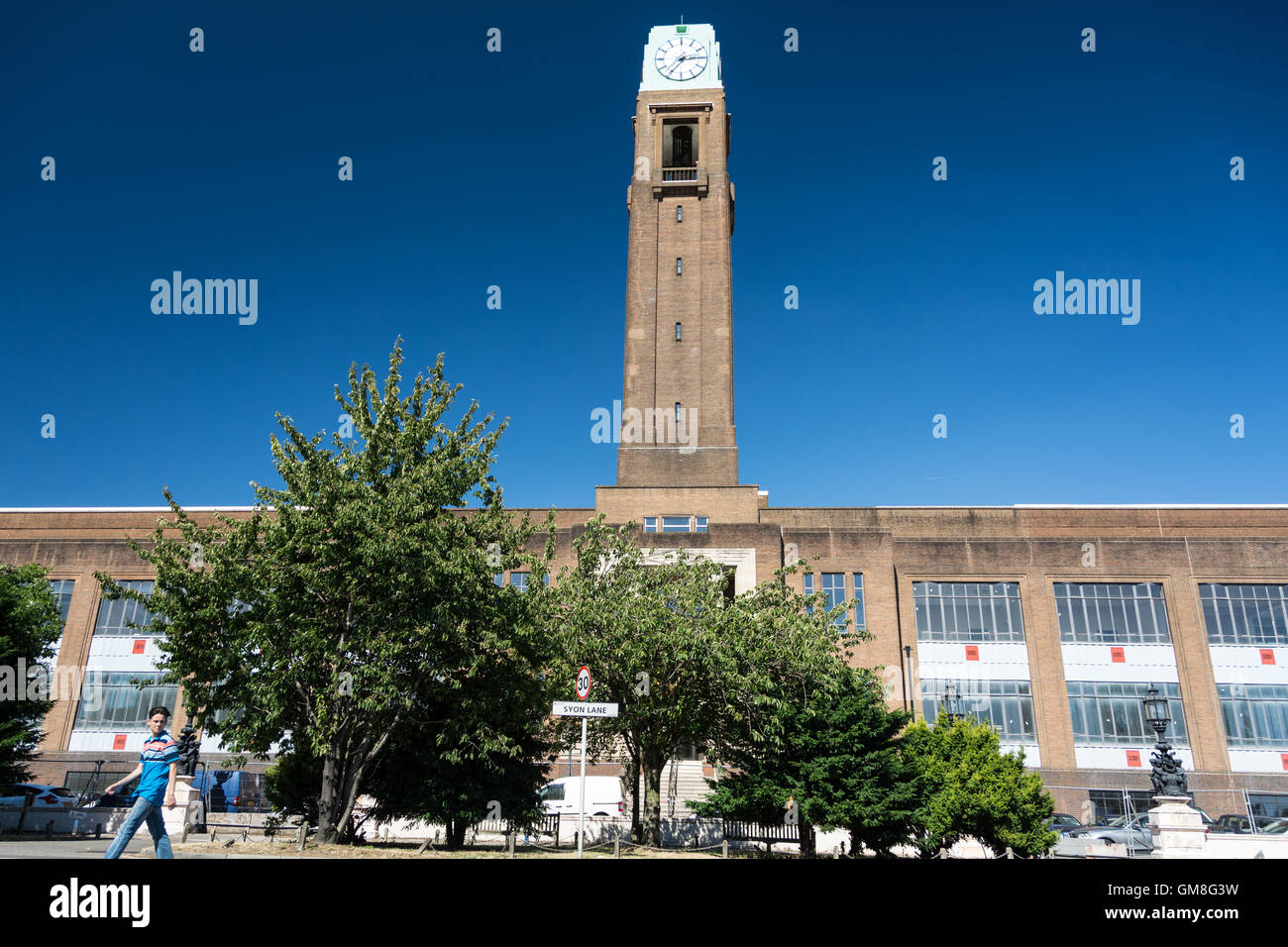 L'esterno dell'iconica facciata di grado II del Gillette Corner Building sulla Great West Road, Brentford, Londra, Regno Unito Foto Stock