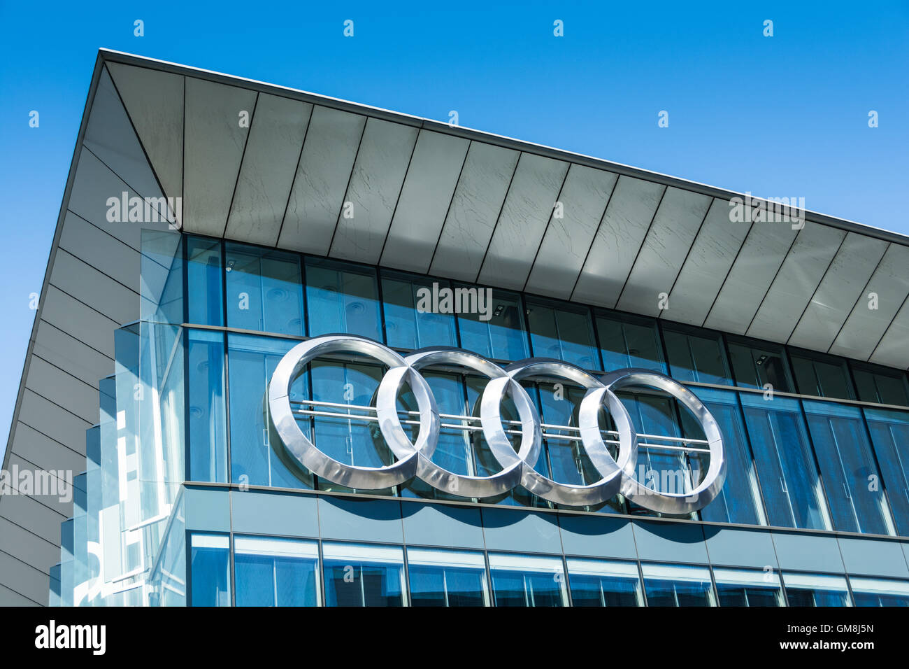 Esterno della Audi West London showroom di Brentford, West London, Regno Unito Foto Stock