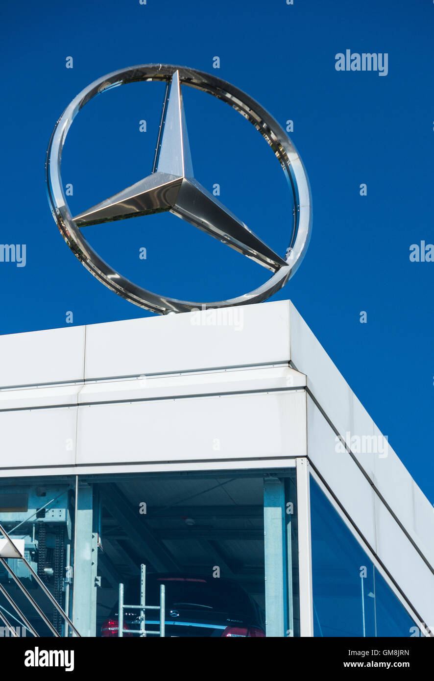 La Mercedes Benz logo sulla sommità di uno showroom a Brentford, West London, Regno Unito Foto Stock