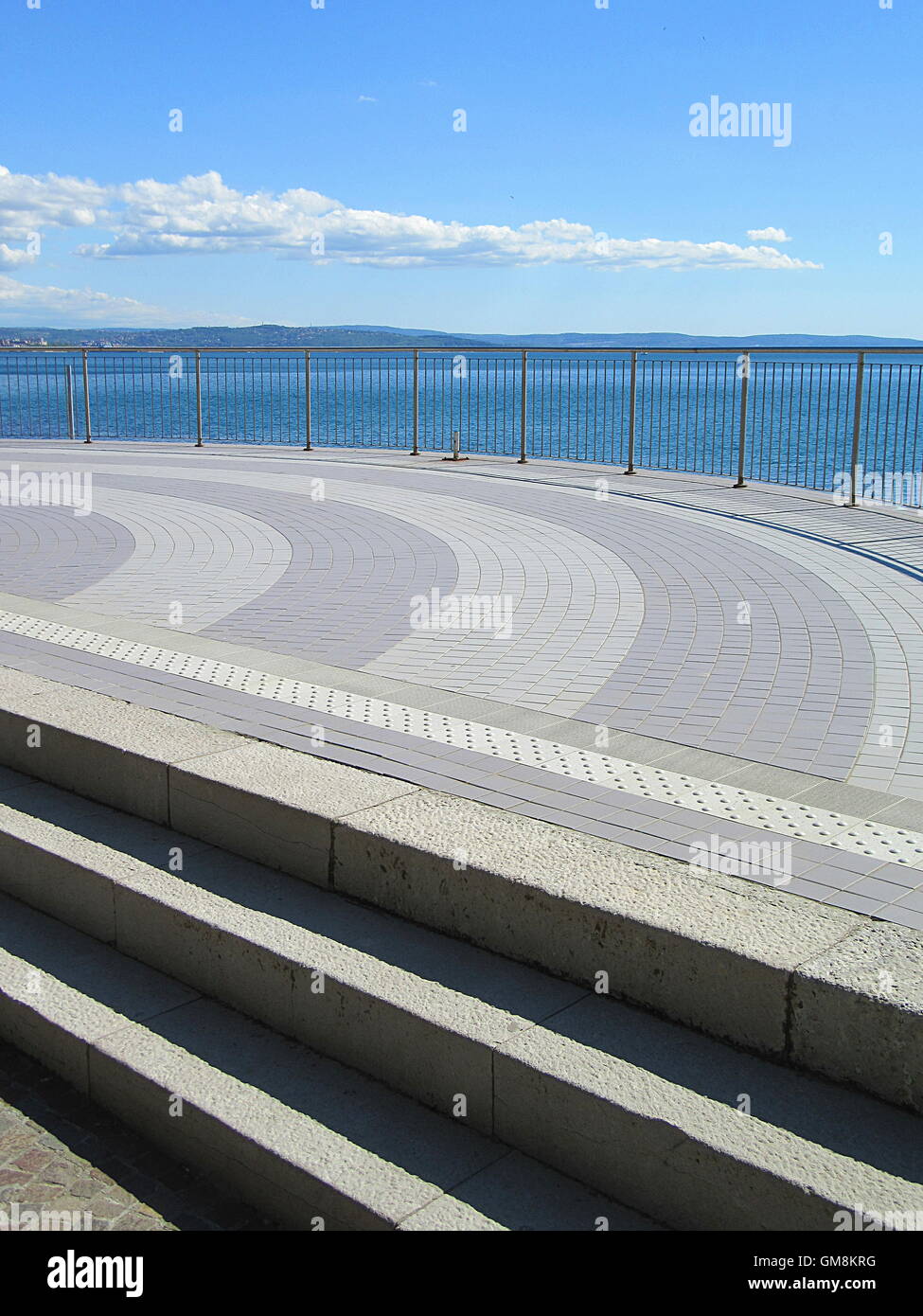 Close-up dettaglio colpo di pietra grigia pavimentazione del punto di vista panoramica del mare Foto Stock