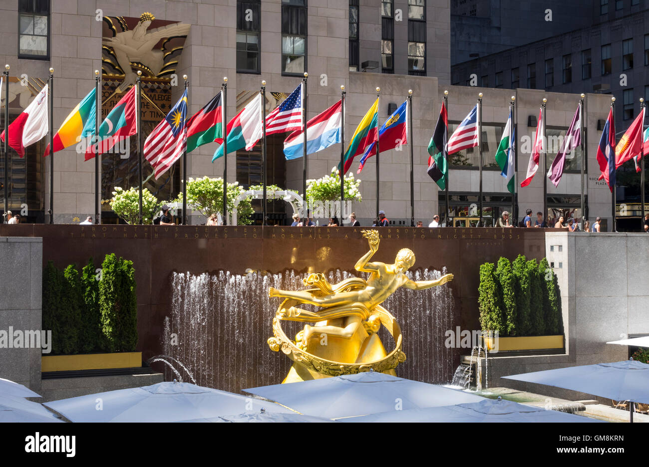 Il Gold Prometheus statua si affaccia sulla Piazza Inferiore di Rockefeller Center in estate Foto Stock