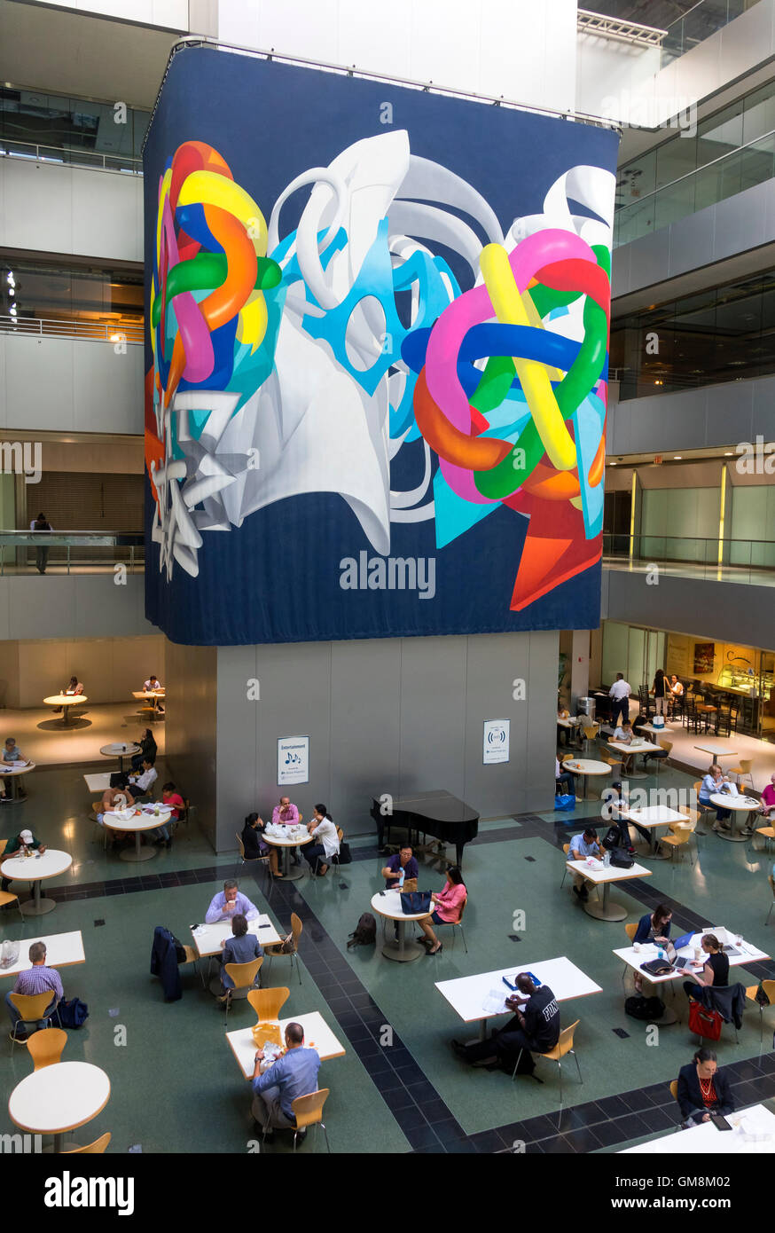 Persone rilassante nell atrio della Citigroup Center di New York City Foto Stock