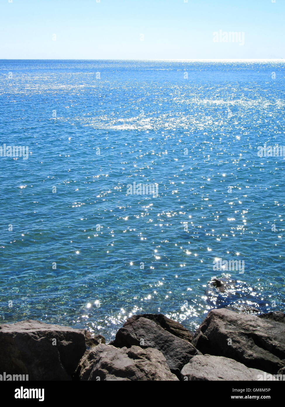 Full frame shot di mare azzurro e rocce grigie Foto Stock