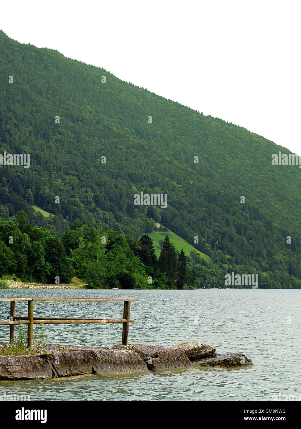Inquadratura ravvicinata del ponte di pietra verde con sfondo di montagna Foto Stock